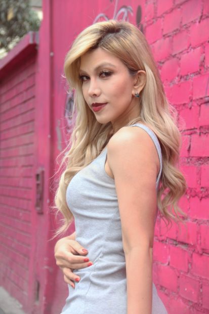 nikky sanchez -min fashion lookbook UN VESTIDO SIMPLE Y VERSATIL  para un verano.. nikky sanchez min
